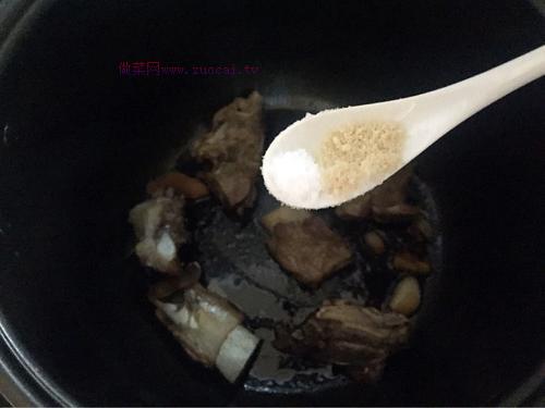电饭锅焖排骨的做法