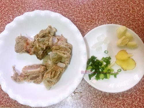 电饭锅焖排骨的做法