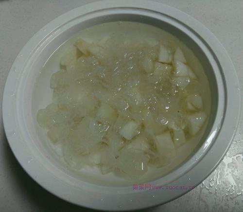 冰糖雪梨炖燕窝的做法