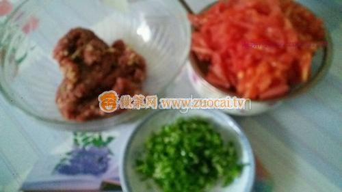 西红柿牛肉包子的做法