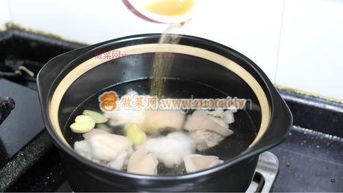 冬笋肘子汤的做法
