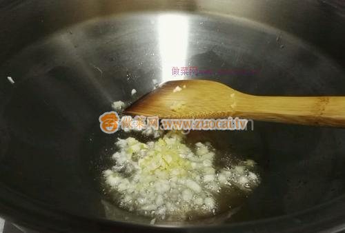 胡萝卜黑木耳炒牛肉的做法