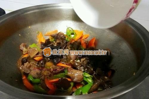 胡萝卜黑木耳炒牛肉的做法
