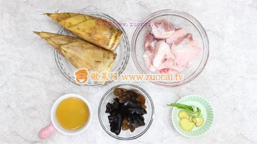 冬笋肘子汤的做法