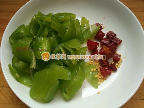 烧椒皮蛋的做法
