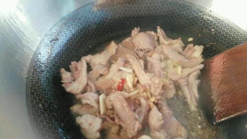 洋葱烧肉的做法