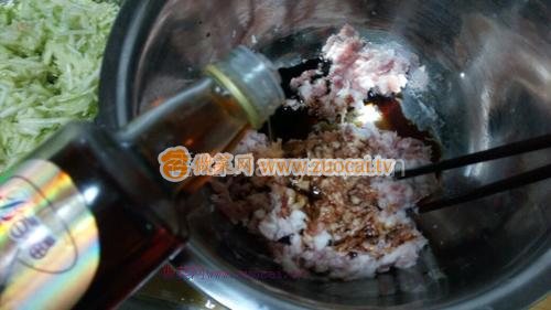 猪肉西葫芦锅贴的做法