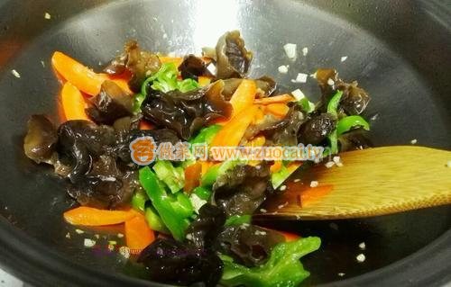胡萝卜黑木耳炒牛肉的做法