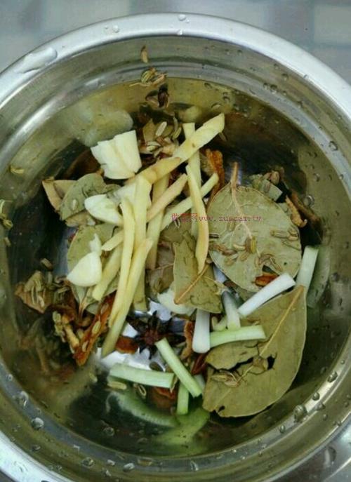 花生炖猪脚的做法
