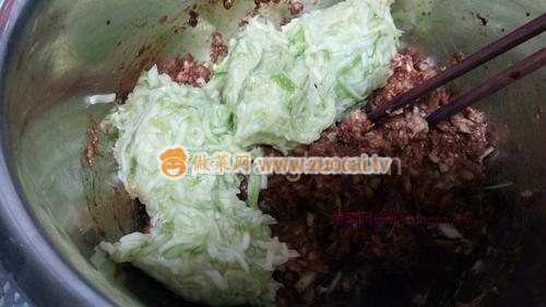 猪肉西葫芦锅贴的做法