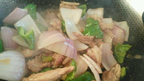 洋葱烧肉的做法