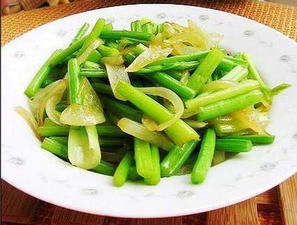 清淡营养的香芹炒洋葱怎么做？