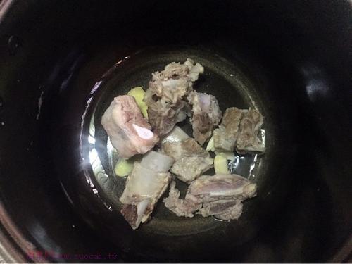 电饭锅焖排骨的做法