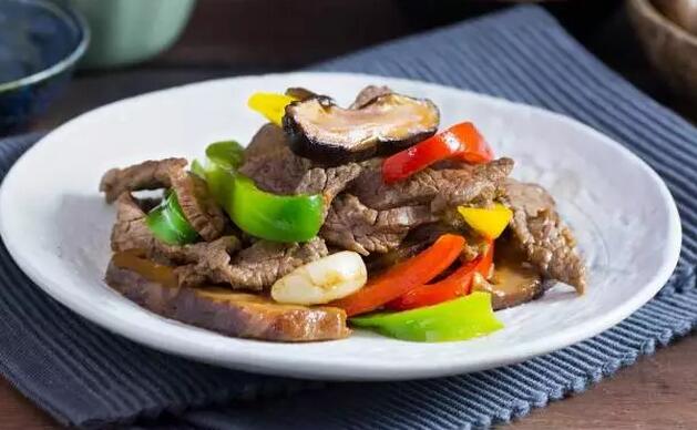 家常快手菜甜椒香菇炒牛柳丝怎么做?