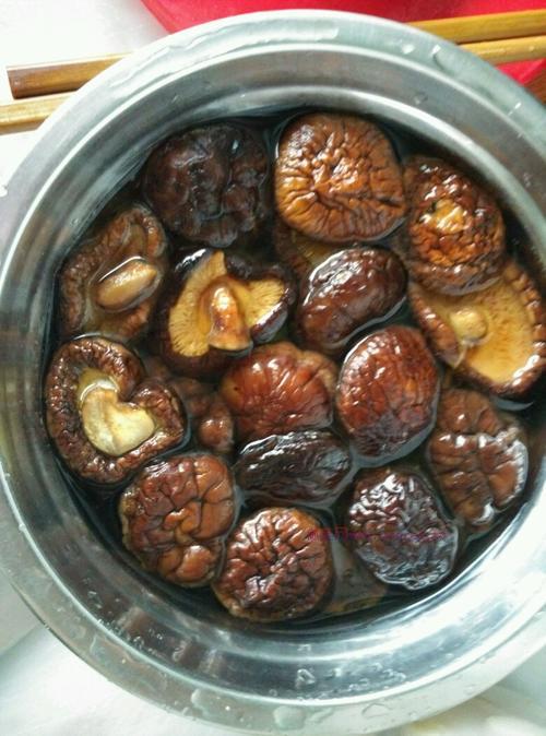 香菇炖鸡的做法