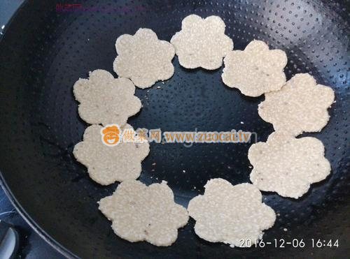芝麻薄脆饼（无油无糖）的做法