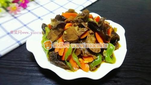 胡萝卜黑木耳炒牛肉的做法