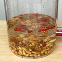 枸杞核桃豆浆的做法图解2