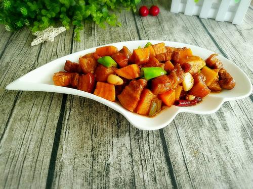 红薯烧肉的做法