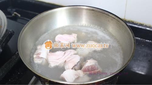 冬笋肘子汤的做法