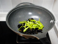 芹菜木耳炒午餐肉的做法步骤5