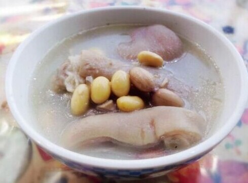 黄豆猪脚汤的做法
