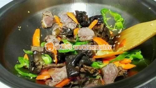 胡萝卜黑木耳炒牛肉的做法