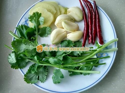 酸菜豆腐鱼头汤的做法