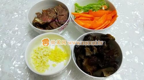 胡萝卜黑木耳炒牛肉的做法