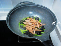 芹菜木耳炒午餐肉的做法步骤7