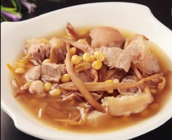 养血通乳的黄花菜黄豆炖猪蹄怎么做？