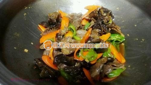 胡萝卜黑木耳炒牛肉的做法