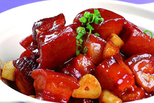 红烧肉炖土豆的家常做法 