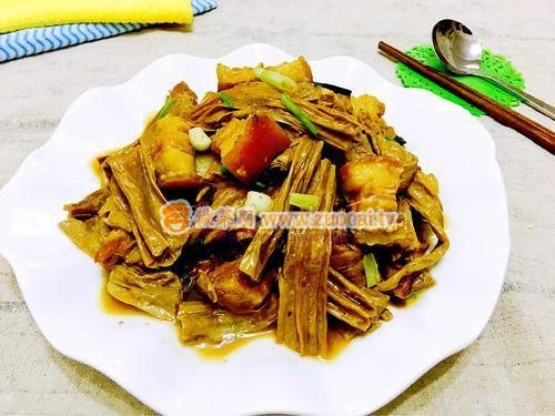 黑腐竹红烧肉的做法