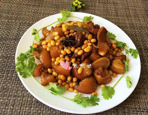 肘子肉焖黄豆的做法