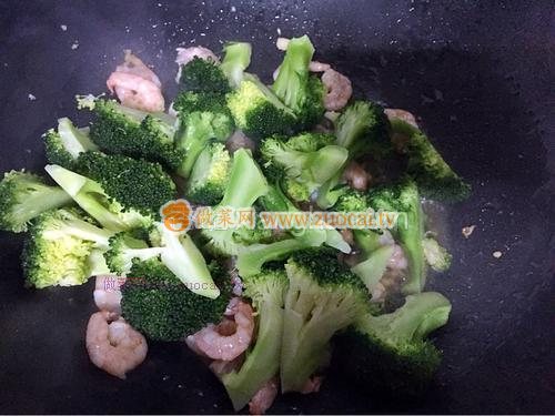 西兰花炒虾仁的做法