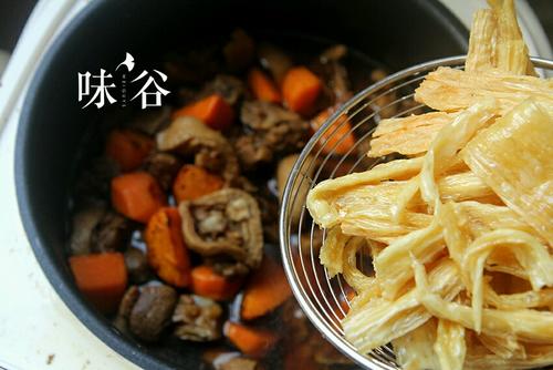 腐竹焖鸭的做法