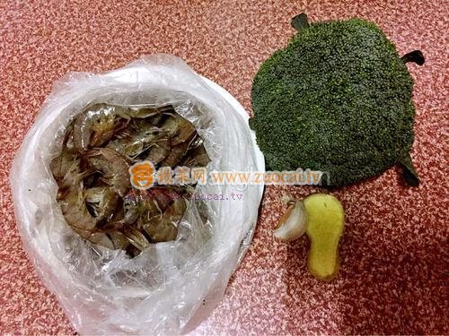 西兰花炒虾仁的做法