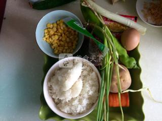 香菇土豆什锦蛋炒饭的做法步骤：2