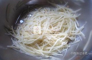 粉蒸土豆丝的做法步骤：1
