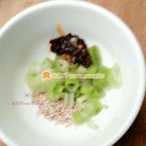 葱香红油拌面的做法