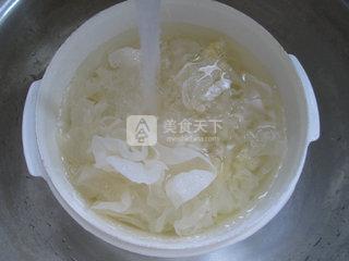 桂圆银耳 的做法步骤：2