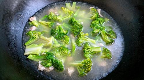 骨汤炖西兰花的做法