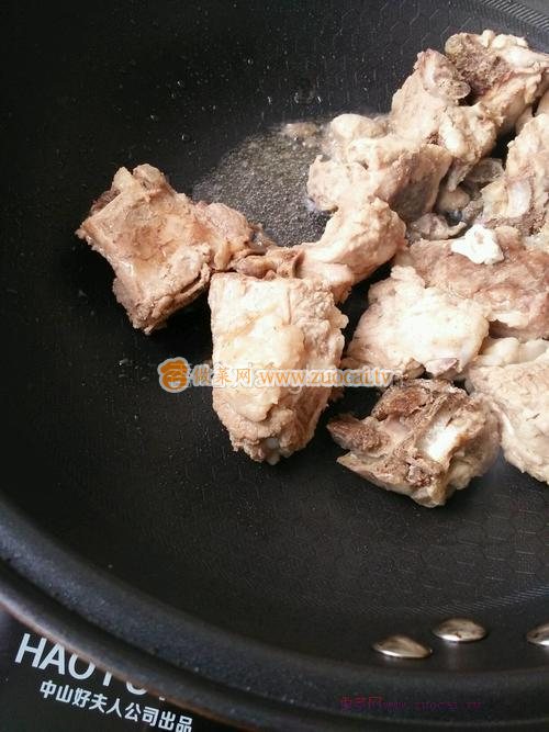 排骨炖土豆的做法