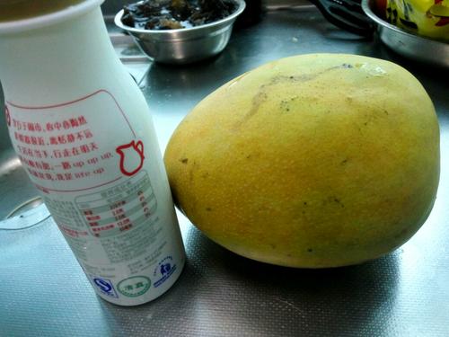 香浓芒果奶昔的做法