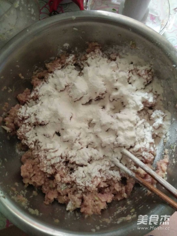 莲藕马蹄芹菜肉丸的做法