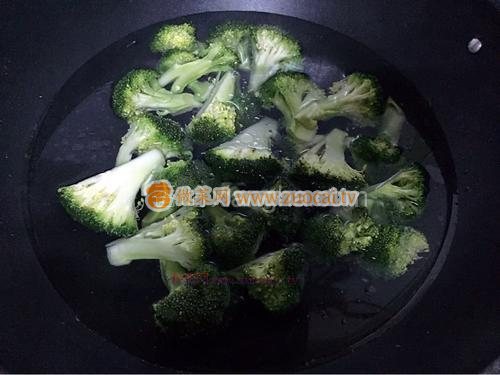 西兰花炒虾仁的做法