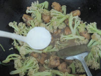 花菜焖鸡翅的做法步骤10