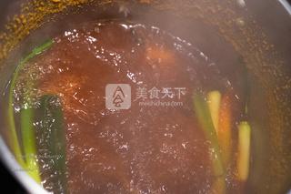 海蛰红葱头手撕鸡的做法步骤：3