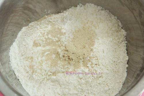 黑椒火腿肠面包的做法